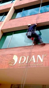 Limpieza de fachada del edificio DIAN en Bogotá