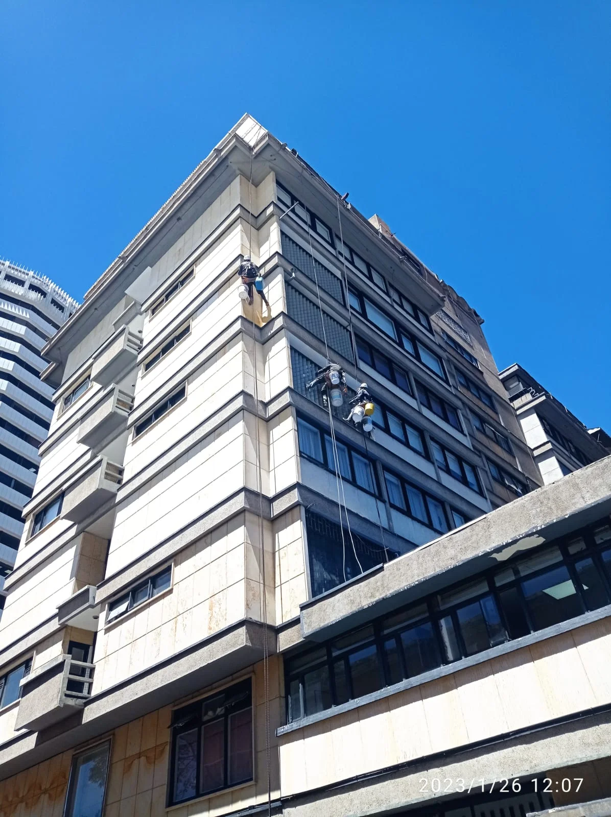 Limpieza de fachada del Edificio San Marcos en Bogotá mostrando trabajo en alturas