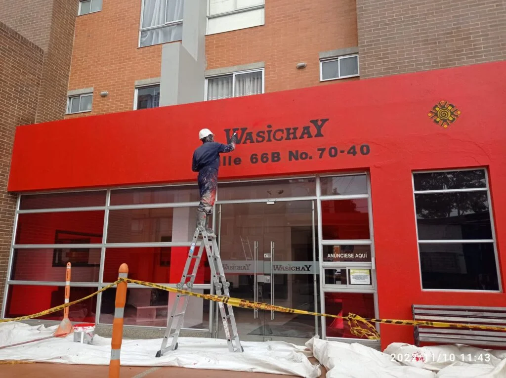 Limpieza y pintura de fachada del Conjunto Residencial Wasichay